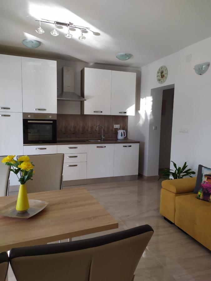 Apartmani Mira Nin Exteriör bild