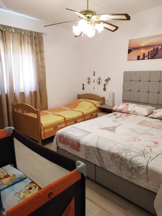 Apartmani Mira Nin Exteriör bild