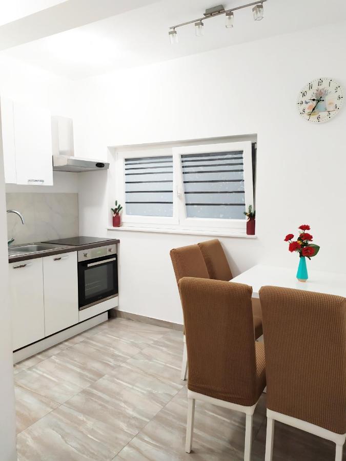 Apartmani Mira Nin Exteriör bild