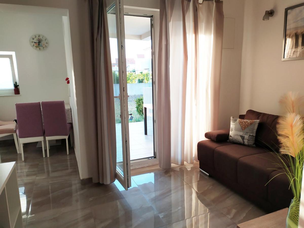 Apartmani Mira Nin Exteriör bild