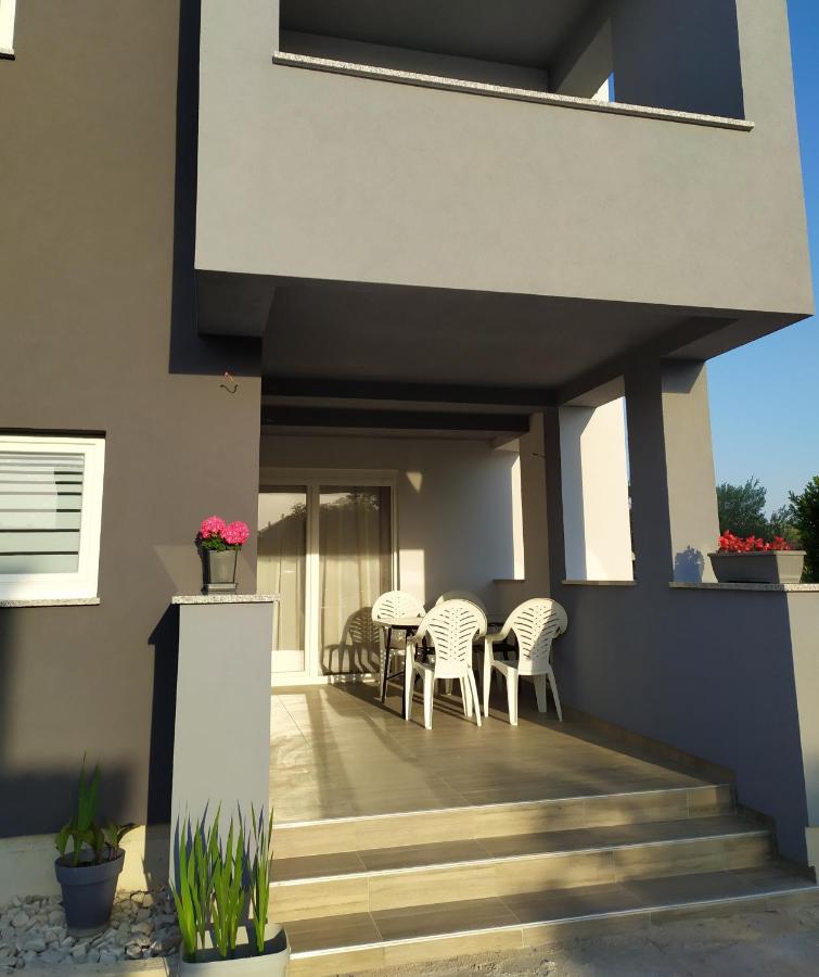 Apartmani Mira Nin Exteriör bild