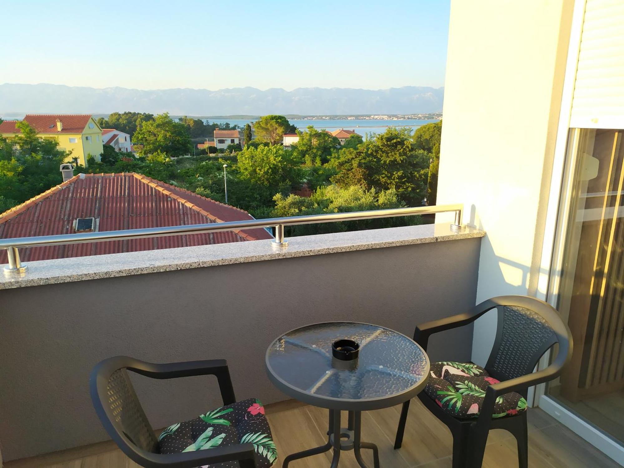 Apartmani Mira Nin Exteriör bild